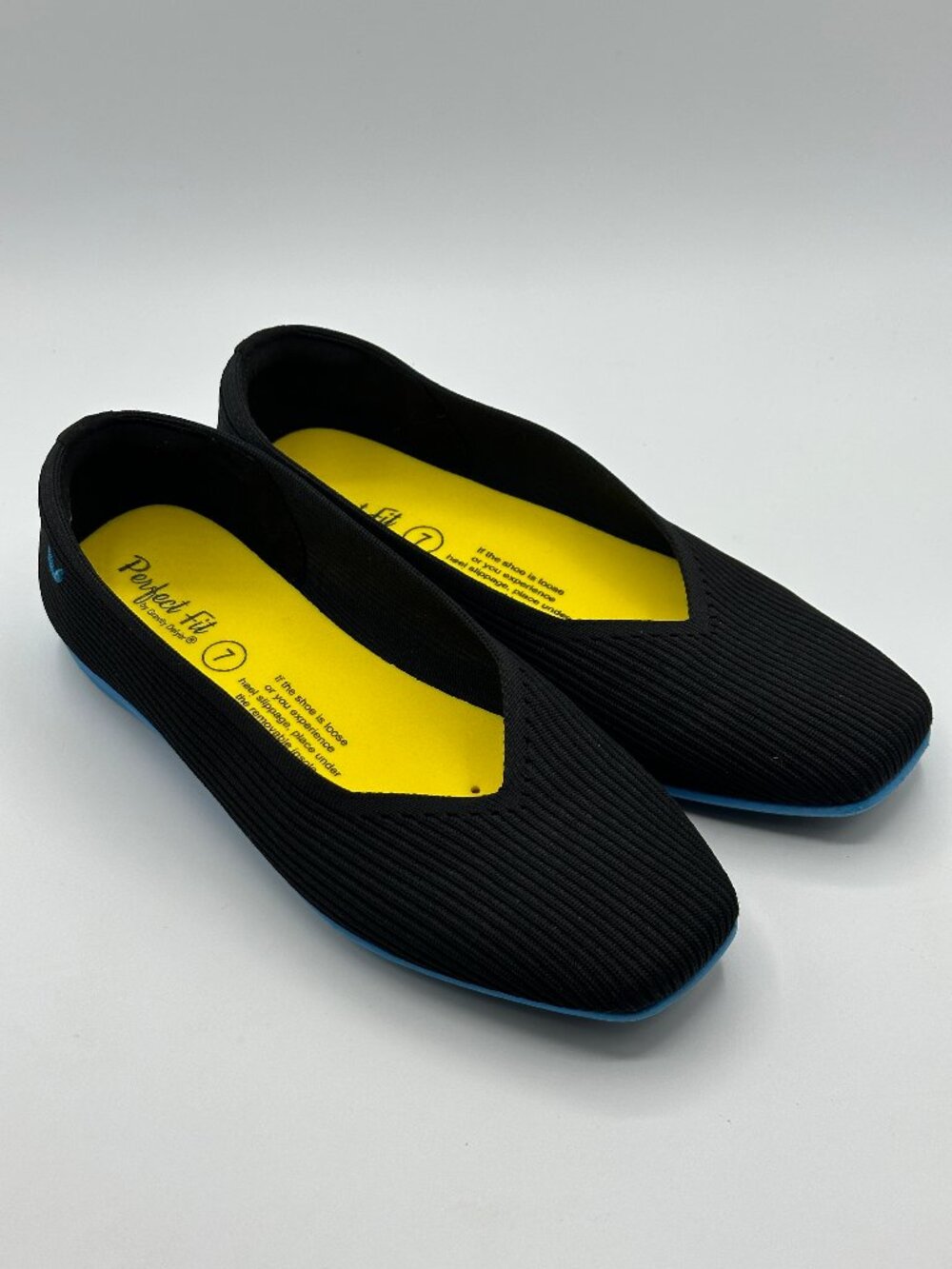 Vivaia Margot Walker Lightweight Square-Toe V-Cut Flats in Black/Blue Size 38.5